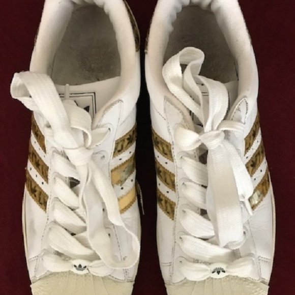 MENS SIZE 11 ADIDAS SUPERSTAR GOLD & WHITE RUNNING SHOES - Picture 1 of 8